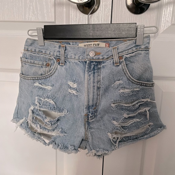 Levi’s NWOT light wash ripped shorts aritzia size 25 - Picture 2 of 4